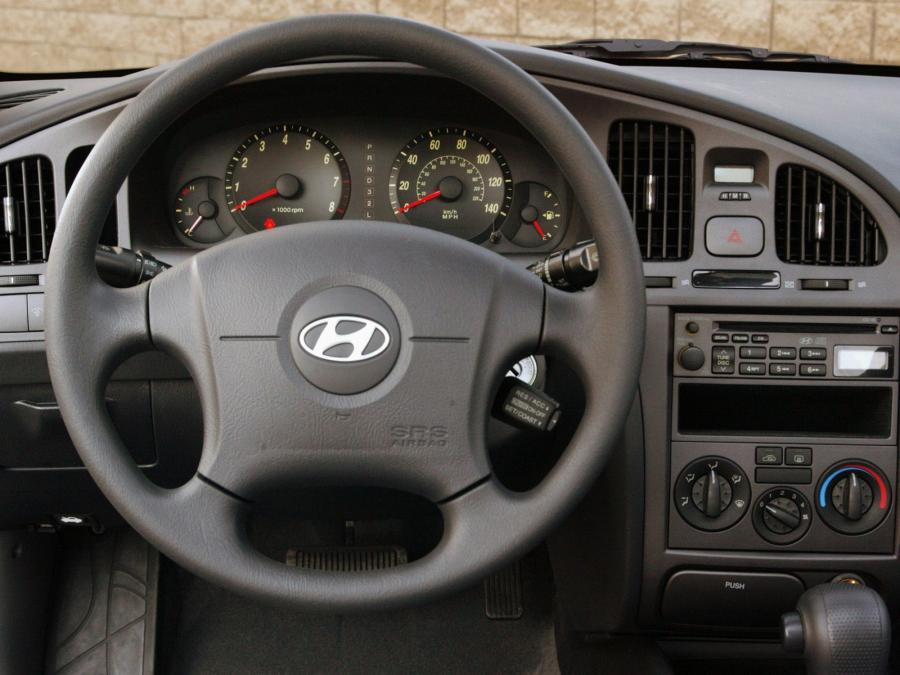  Hyundai Elantra Sedan 2003 года  (US) (фото 6 из 14)